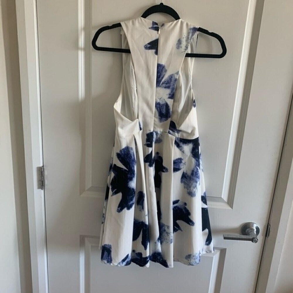 LULU’S Seeing Chic Floral V-Neck Dress Size S - Picture 11 of 14